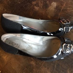 Guess black pumps